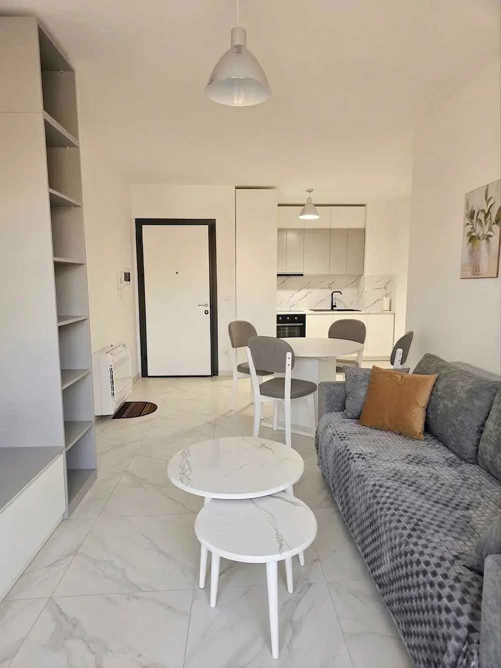 Słoneczny salon z aneksem kuchennym w apartamencie Blue Oasis