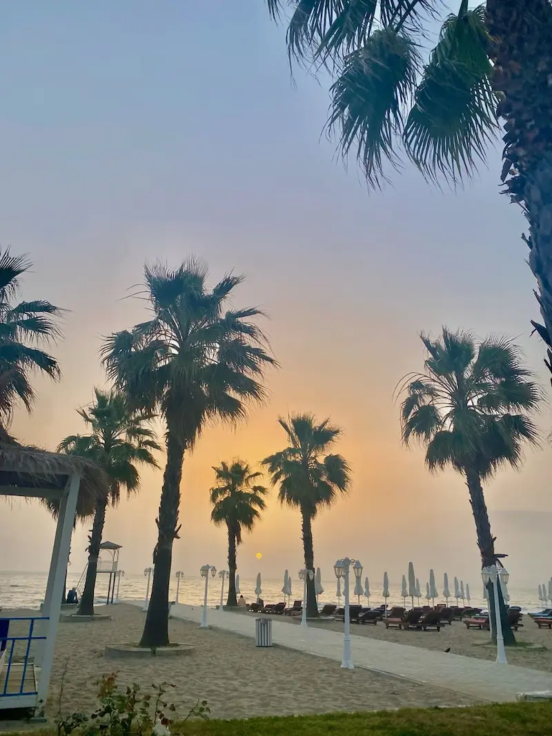 Zachód słońca na plaży w Golem, Albania - Twoja bezpieczna inwestycja
